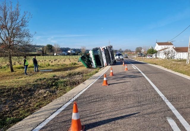 Un camión vuelca cerca de la presa del pantano de Cazalegas