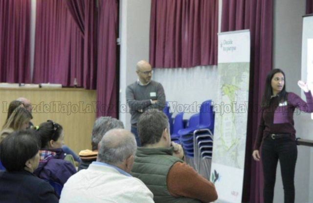 Un momento de la reunión de Meta con los vecinos de Gamonal