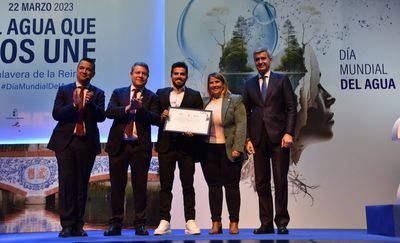 Paco Cubelos recibe un galardón en la celebración del Día Mundial del Agua