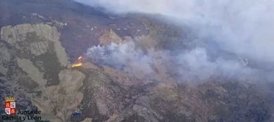 Sigue la lucha contra el fuego en Candelario