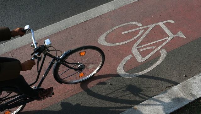 Una bicicleta circula por el carril bici | Getty Images