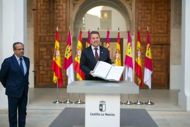 Emiliano García-Page, firma el Decreto de elecciones a las Cortes de Castilla-La Mancha