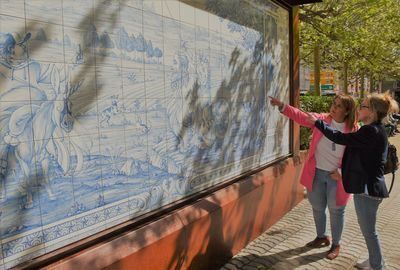 El mural de cer&#225;mica de Casa Decor ya luce en el Paseo de los Arqueros