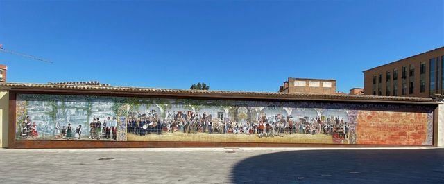 El mural cerámico de Las Mondas ya está visible