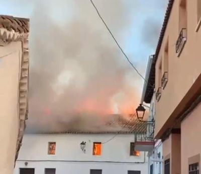 Terrible incendio en Alcaudete de la Jara: dos viviendas calcinadas por las llamas