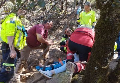 Rescatan a una mujer tras sufrir una caída mientras hacía la ruta del Chorro