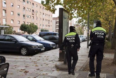 Agentes de la Policía Local salvan la vida de un bebé que se estaba ahogando