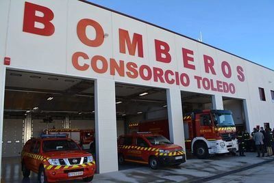 Un incendio colapsa la nave de una empresa de carpintería 