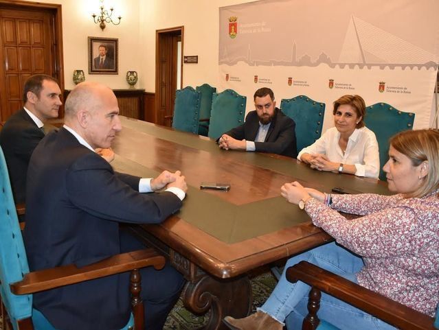 Reunión entre la empresa y la alcaldesa de Talavera