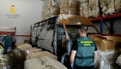 Detienen a un hombre con 2 toneladas de marihuana en una nave industrial