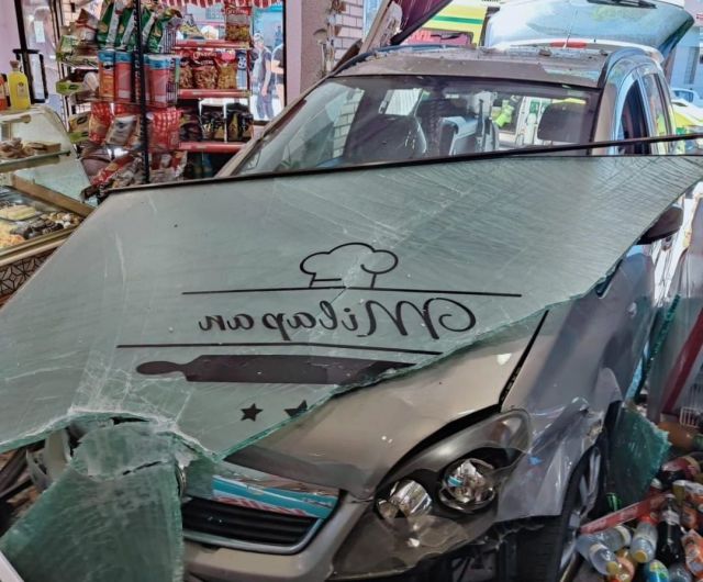 Así ha quedado el coche que se ha empotrado contra una panadería