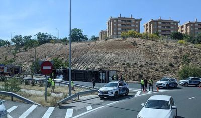 Vuelca un camión de gran tonelaje en Toledo