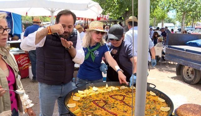 El candidato del PP a la Presidencia de Castilla-La Mancha, Paco Núñez, comiendo una paella en la romería de San Isidro de Socuéllamos