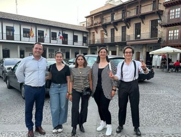 La candidata de Vox por Torrijos (en el centro de la imagen) junto a David Moreno (a la izquierda)