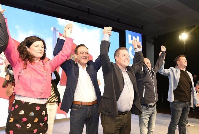 El expresidente de CLM, José Bono, participa con el candidato del PSOE a la Presidencia de la Junta, Emiliano García-Page, en un acto en Albacete. - VÍCTOR FERNÁNDEZ/EUROPA PRESS