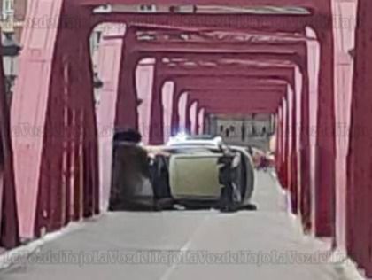 Vuelca un coche en Puente de Hierro en Talavera 
