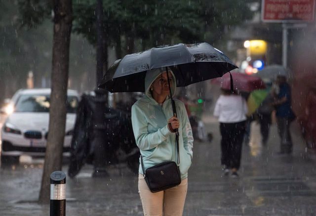 Una mujer con paraguas bajo la lluvia - Diego Radamés - Europa Press