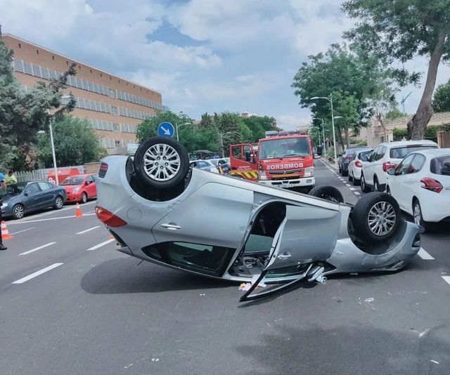 ¡Impactante! Un turismo vuelca en medio de una avenida de Toledo