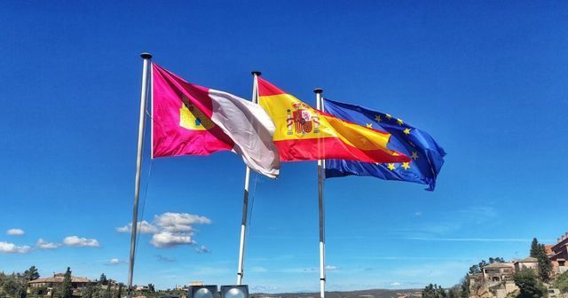 Banderas en las Cortes de CLM - Foto: D.M.M. - La Voz del Tajo