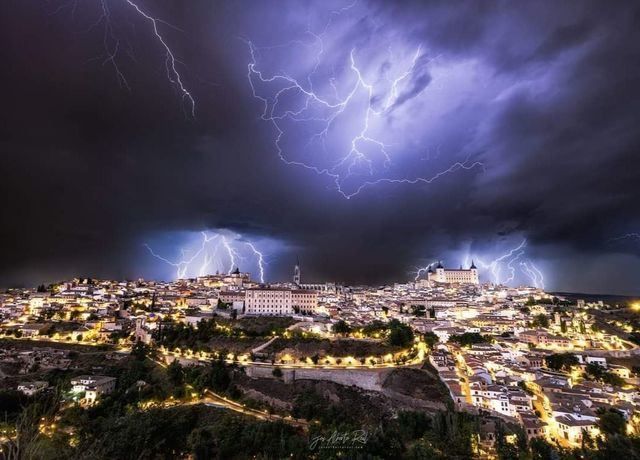 ¡No es un cuadro de El Greco! Es la espectacular foto de la tormenta en Toledo que está cautivando a todos