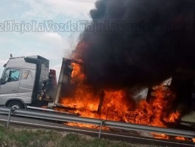 Se incendia un camión tras colisionar con otro a la altura de Lagartera