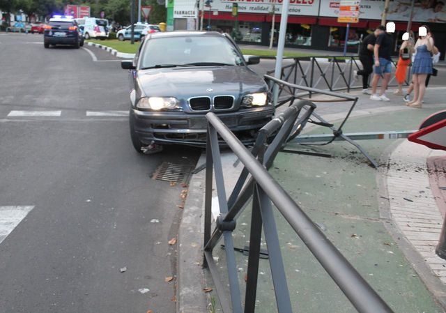 Un conductor ebrio colisiona contra una glorieta en Talavera