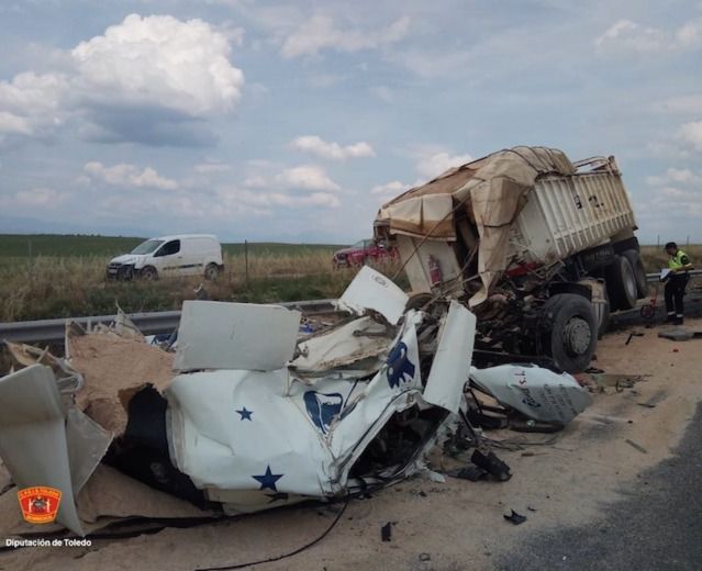 Así quedaron los dos camiones que colisionaron en el A-5