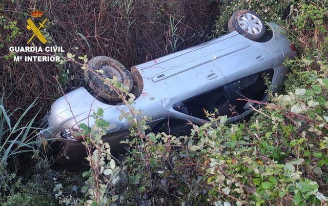 Guardia Civil auxilia a unos ladrones atrapados en una zanja tras un accidente