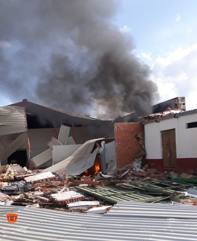 Un incendio calcina una nave industrial de cerámica en un pueblo de Toledo