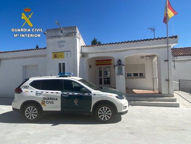 Cuartel y coche patrulla de la Guardia Civil - Archivo