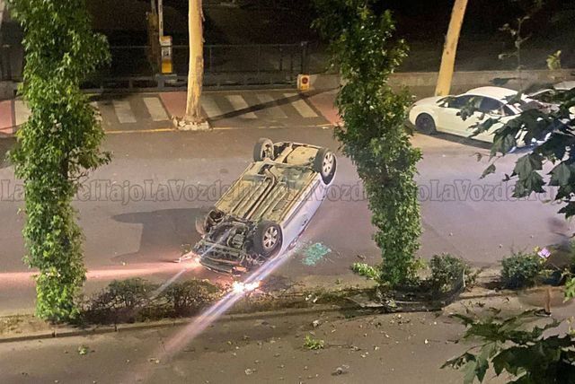 Vuelc de un coche en la avenida Francisco Aguirre - Talavera 