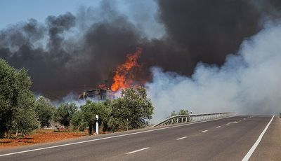 Dan por extinguido el incendio de la fábrica de forja iniciado ayer