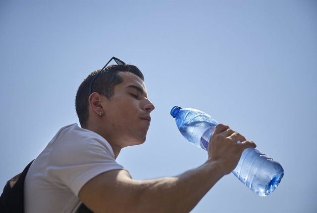 Un joven bebe agua - Jesús Hellín - Europa Press