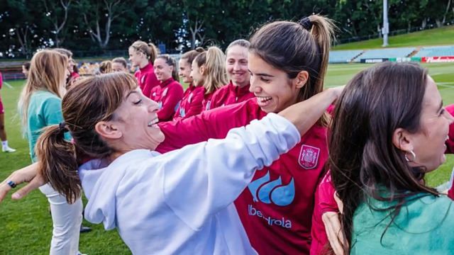 El cariñoso abrazo entre la talaverana Sandra Sánchez y la albaceteña Alba Redondo.