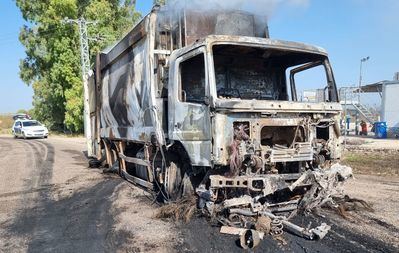 Un camión de basura se incendia y genera una gran columna de humo en Talavera