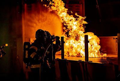 Incendio en el salón: una mujer de 45 años y un joven de 22 años trasladados al hospital