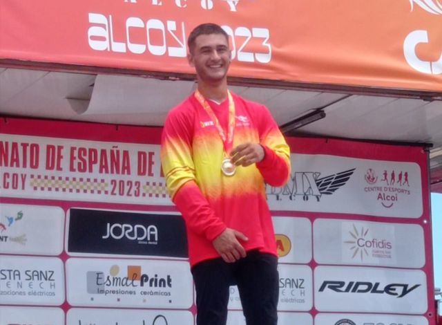 Ángel Heras, con el maillot de campeón