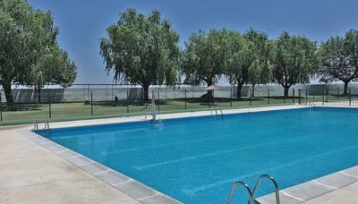 Rescatan a un hombre de 60 años tras quedar inconsciente en la piscina municipal