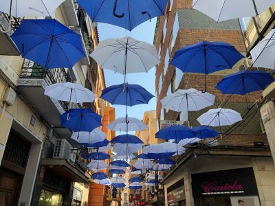 500 paraguas llenan de color esta céntrica calle de Talavera