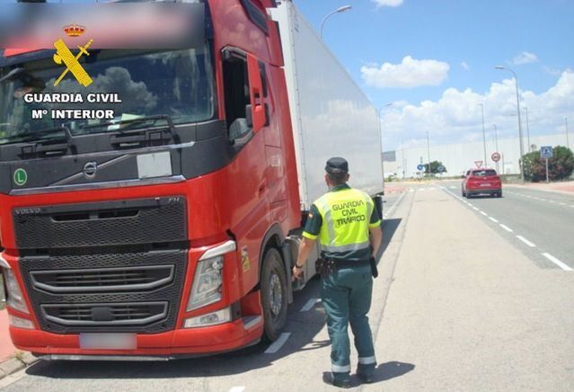 Multan al conductor de un camión por cuadruplicar la tasa de alcohol