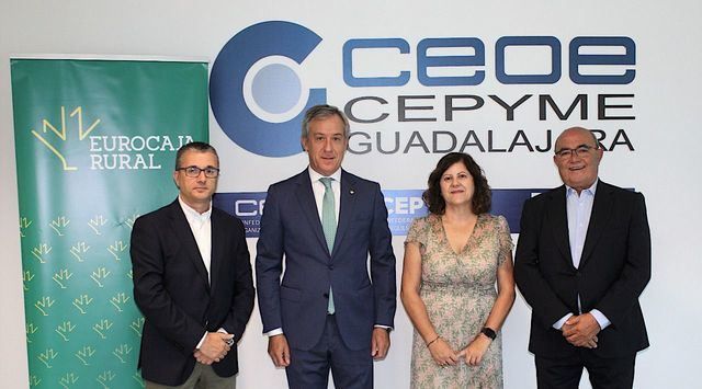 En la fotografía, el presidente de Eurocaja Rural, Javier López Martín, y la presidenta de CEOE-CEPYME Guadalajara, María Soledad García Oliva, en presencia del vicepresidente de la patronal alcarreña, Pedro Hernández Berbería, y del secretario general, Javier Arriola Pereira.