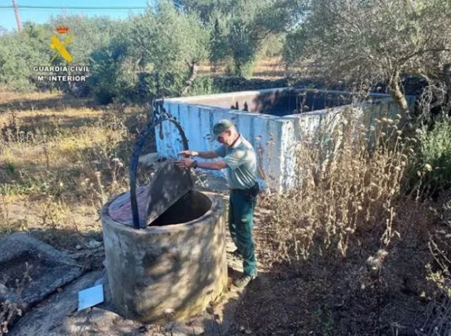 Un guardia civil busca en un pozo al hombre desaparecido en Plasenzuela