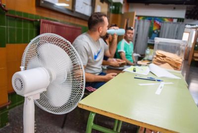 Así hacen frente al calor los votantes y los miembros de mesas electorales en Talavera, Toledo, Albacete...