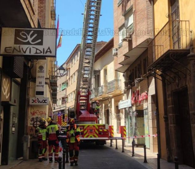 El desprendimiento de una cornisa obliga a cortar una céntrica calle