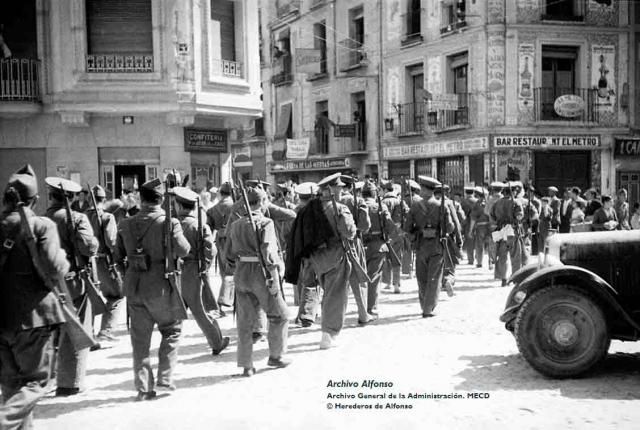 Llegada del cuerpo de carabineros. Plaza de la Constitución (actual p. del Reloj). Talavera, 31 de agosto de 1936 / Archivo Alfonso