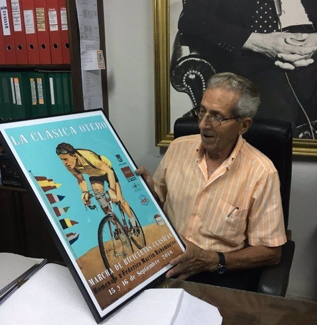 Federico Martín Bahamontes observa el cartel de la Clásica Otero