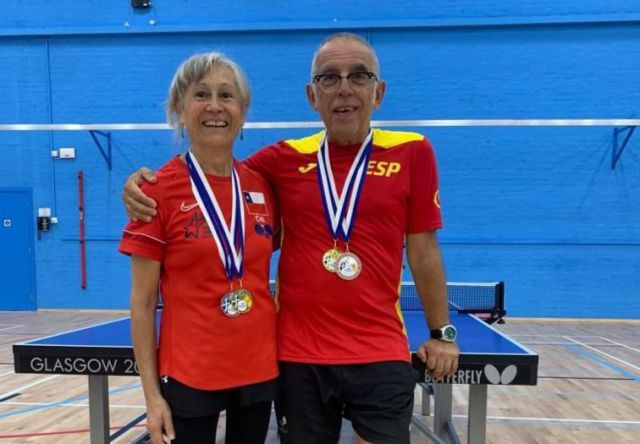 El talaverano Javier Pérez de Albéniz junto con Digna Baytes, jugadora chilena, en el Open Internacional de Escocia para jugadores con párkinson.