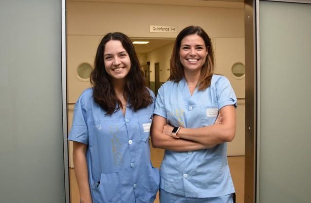 Rocío Ruiz, médico residente de Traumatología, y  la doctora Cristina Reguero, responsable de la Unidad de Columna