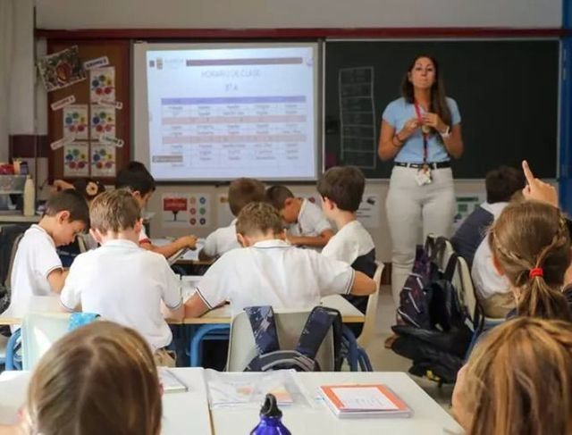 Una profesora da clase el día del inicio del curso - Marta Fernández Jara - Europa Press