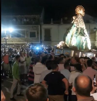 Susto: La patrona de Torre de Juan Abad casi se desploma durante su procesión